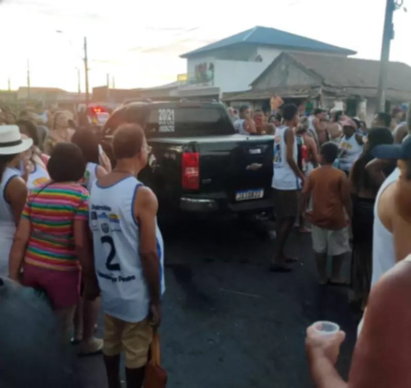 Três jovens se ferem ao cair de caçamba de caminhonete durante Carnaval em Campos