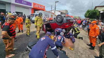 Acidente com quatro veículos no litoral do Piauí deixa duas pessoas feridas e carro capotado