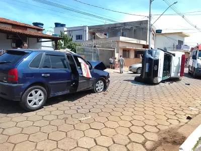 Acidente entre carro e ambulância tomba veículo e deixa três feridos em Bocaiuva