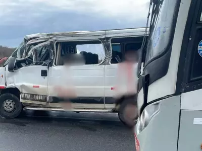 Acidente na PE-103 deixa duas vítimas fatais e feridos em colisão entre van e caminhão