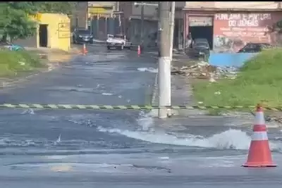 Adutora da Sabesp se rompe e inunda ruas no bairro Cidade Kemel, em Poá