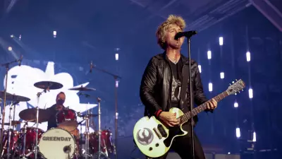 Billie Joe Armstrong do Green Day critica ICE e altera letras em show antes do Super Bowl