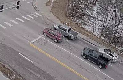 Buraco engole dois carros em via movimentada de Omaha, nos Estados Unidos