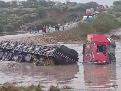 Caminhão é arrastado por enchente após chuvas intensas no Agreste de Pernambuco