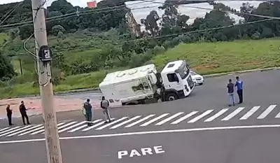 Caminhão fica preso após asfalto ceder em avenida de Indaiatuba, SP
