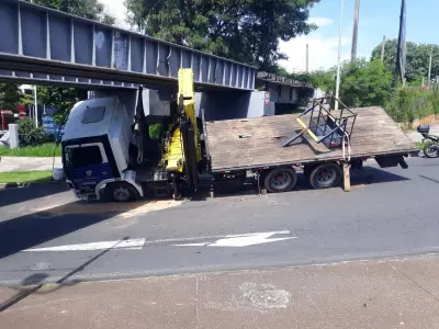 Caminhão munck fica entalado em pontilhão no Centro de Sorocaba (SP)