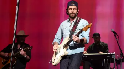 Cantor Thomas Rhett revela perda auditiva e uso de aparelho aos 35 anos