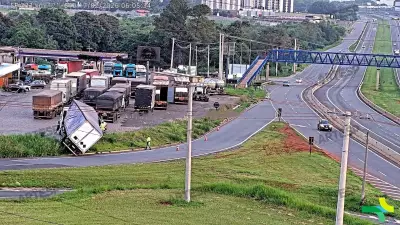 Carreta com produtos químicos tomba em alça da SP-332 em Paulínia e bloqueia trecho