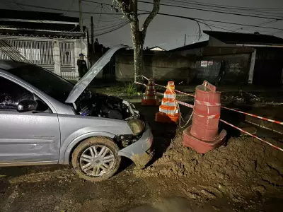 Carro cai em buraco em rua de São José dos Campos após falhas na drenagem