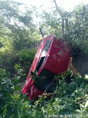 Carro cai em córrego após sair da pista na rodovia entre Natividade e Porciúncula