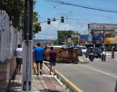 Carro capota após avançar sinal e causa colisão em avenida de Aracaju