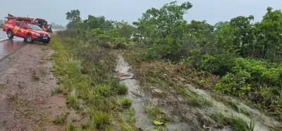 Carro capota na BR-210 em Macapá durante chuva forte; duas pessoas são socorridas