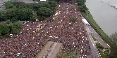 Chuva não intimida foliões: mais de cem blocos tomam as ruas de São Paulo no pré-carnaval