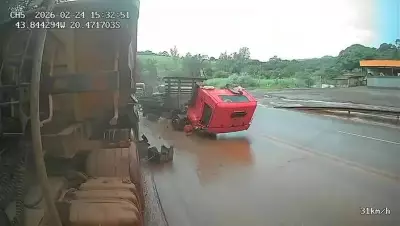 Câmera de carreta flagra acidente grave na BR-040 em Congonhas; motorista ferido