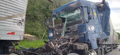 Colisão entre carretas interdita faixa da Via Dutra em Piraí e deixa dois feridos