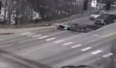 Cratera se abre em pista e engole carros nos EUA devido a rompimento de tubulação