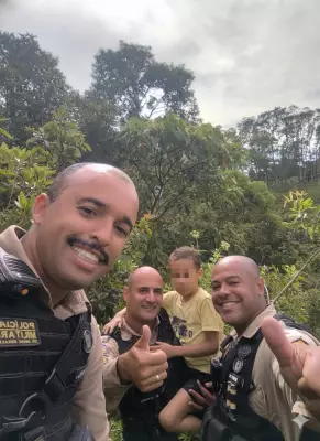 Criança autista é resgatada em mata após policiais ouvirem seu canto em Barbacena, MG