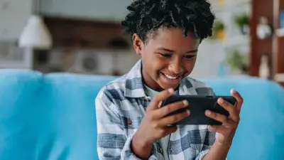 Crianças brasileiras na internet: acesso dispara e especialista alerta para riscos digitais