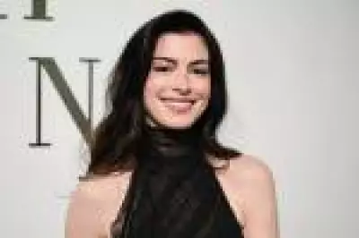 De Anne Hathaway a Rihanna: Estrelas Brilham nas Primeiras Filas da Moda em Nova York