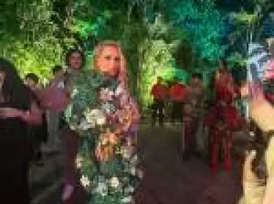 Deborah Secco brilha no Baile da Arara com fantasia inspirada na alta-costura e na Amazônia