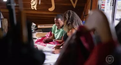 Designer de Petrópolis transforma guarda-chuvas descartados em casacos e acessórios sustentáveis