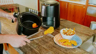 Erro comum com utensílios de metal pode danificar air fryer e reduzir vida útil