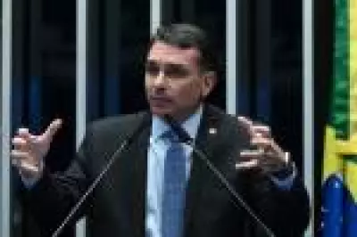 Flávio Bolsonaro minimiza anotações que atingem aliados, mas pede desculpas em contatos privados