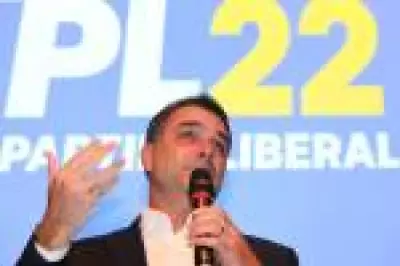 Flávio Bolsonaro se emociona ao falar do pai e minimiza atritos com Michelle e Nikolas