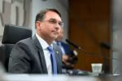 Flávio Bolsonaro usa linguagem neutra em apelo eleitoral após racha no PL