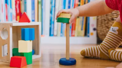 França emite alerta Amber após desaparecimento de três irmãos, incluindo bebê prematuro