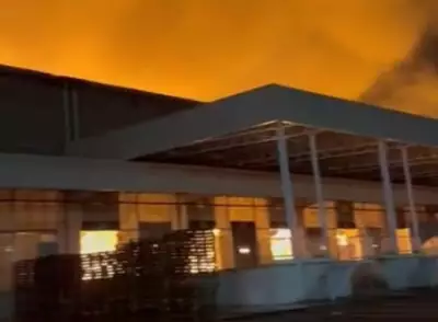 Incêndio de grandes proporções atinge centro de distribuição em Arujá, na Grande São Paulo