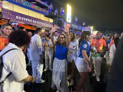 Janja samba sob chuva torrencial em ensaio da Acadêmicos de Niterói na Sapucaí