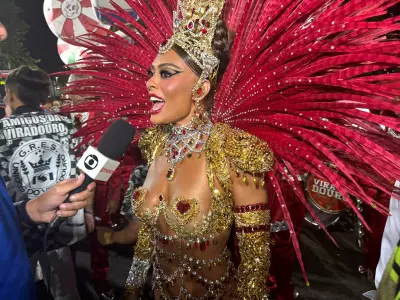 Juliana Paes homenageia musas de Mestre Ciça com fantasia 'Brilho eterno da rainha' na Viradouro