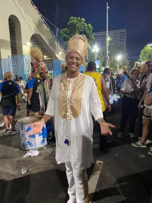 Laísa Lima, diretora de tamborins da Beija-Flor, defende mais espaço para mulheres no carnaval