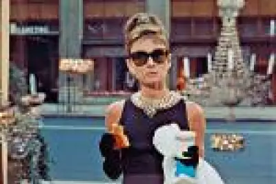 Lily Collins será Audrey Hepburn em filme sobre bastidores de 'Bonequinha de Luxo'