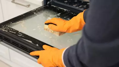 Limpeza da porta do forno: método natural com bicarbonato e vinagre evita danos