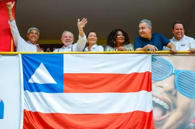 Lula acompanha desfile da Acadêmicos de Niterói em homenagem à sua trajetória política