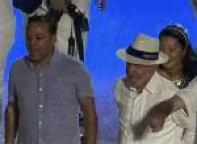 Lula se emociona e chora durante homenagem da Acadêmicos de Niterói no Carnaval