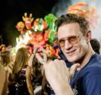 Matt Smith, de The Crown, perde a timidez e dança na Sapucaí no segundo dia de Carnaval