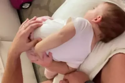 Mãe descobre que gesto 'preocupante' de bebê era pedido de massagem da avó