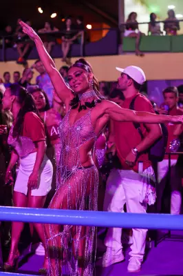 Microfantasias e tapa-mamilo dominam blocos de rua e Sapucaí no Carnaval