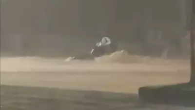Motocicleta é arrastada por enxurrada durante temporal em Juiz de Fora; estado de saúde do condutor é desconhecido