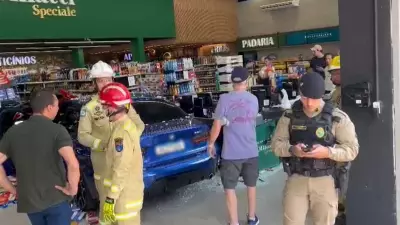 Motorista confunde pedais e invade mercado em Cascavel, ferindo idosa e criança