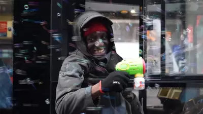 Motorista de ônibus em Londres usa bolhas de sabão para alegrar a cidade