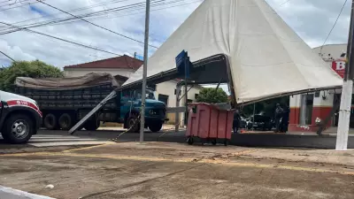 Motorista ignora sinalização e derruba tenda de carnaval em Borborema, SP