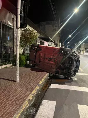 Motorista perde controle e carro capota em Resende, destruindo fachada de vidro