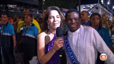 Neguinho da Beija-Flor desfila como baluarte após 50 anos como intérprete