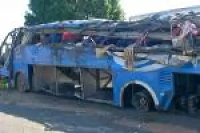 Ônibus com trabalhadores rurais tomba e deixa seis mortos na BR-153, em Marília, SP