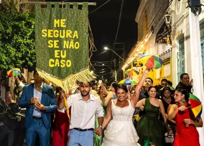 Noivos transformam casamento em desfile de carnaval nas ladeiras de Olinda
