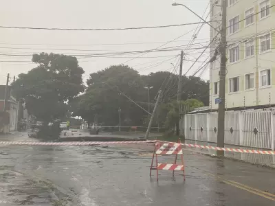 Nova cratera engole poste de energia em São José dos Campos; vídeo flagra momento